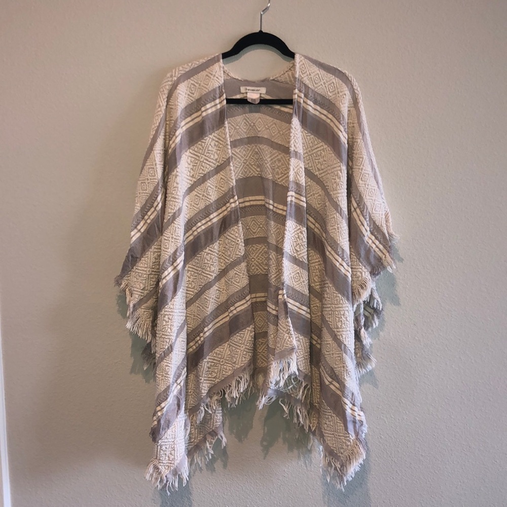 NWOT Francesca’s White/Taupe Poncho
